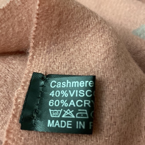 Large Women Wrap/Scarf w/ Fringes . Pink/Blue. One Size. - Picture 10 of 11